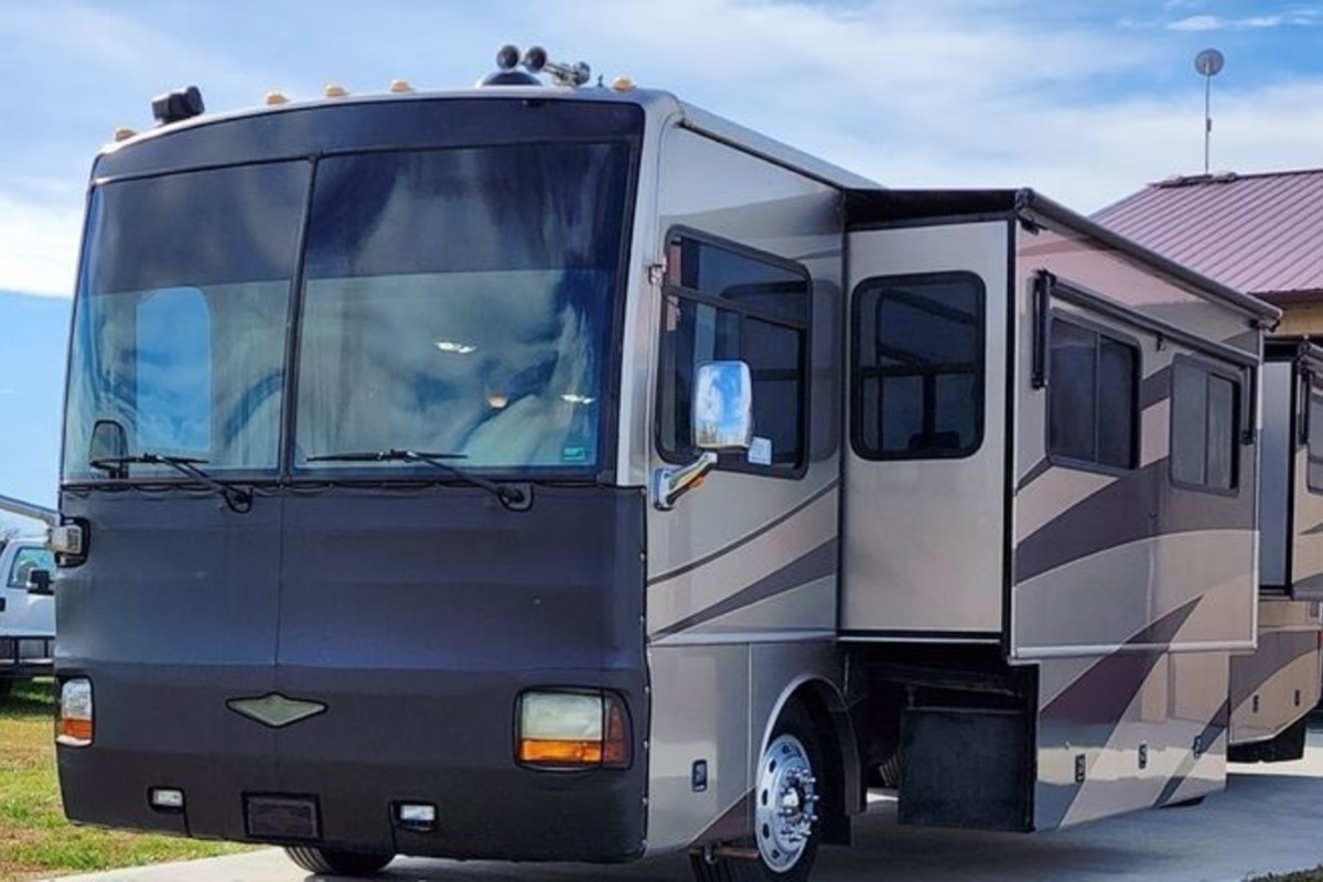 2004 Fleetwood RV, 1