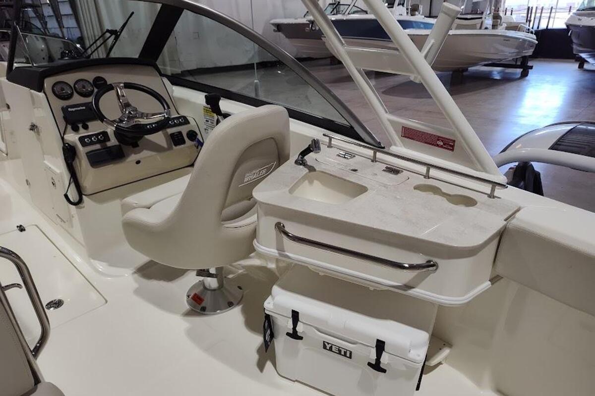 2017 Boston Whaler 230 Vantage, 9