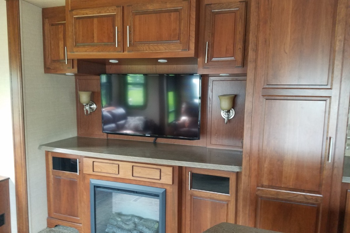 2015 Dynamax Trilogy 38WT Low Miles and 2 yr warranty, 8