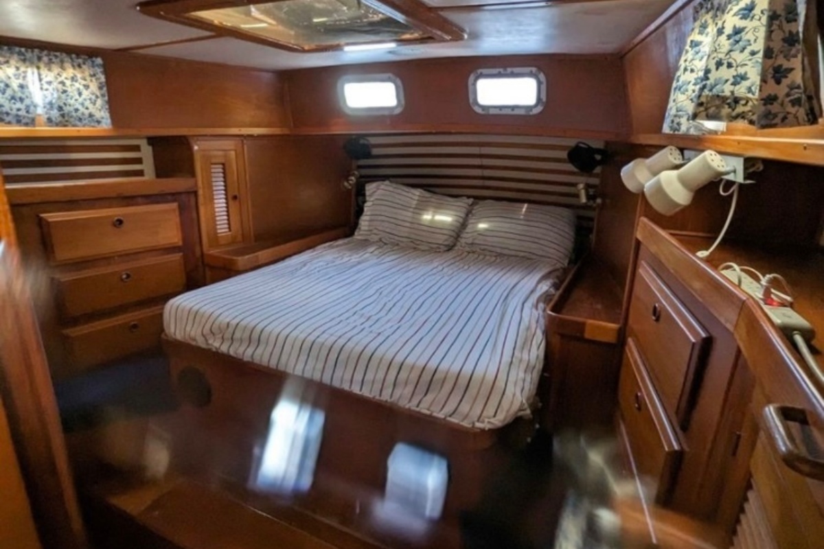 1985 Endeavour 42cc, 3