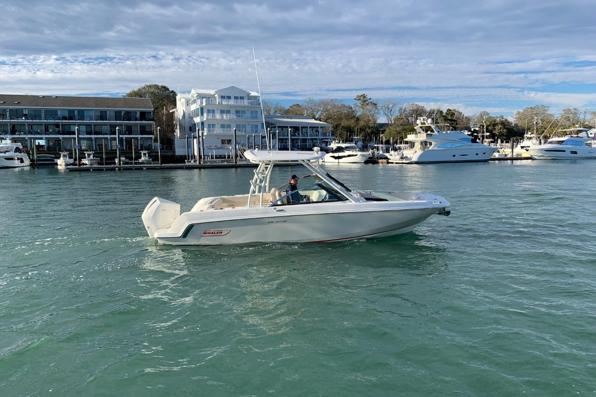 2018 Boston Whaler 230 Vantage, 1
