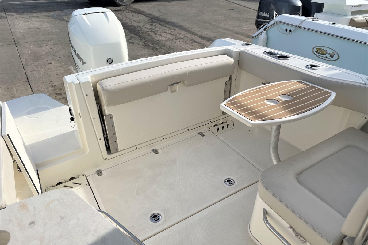 2016 Boston Whaler 230 Vantage, 19