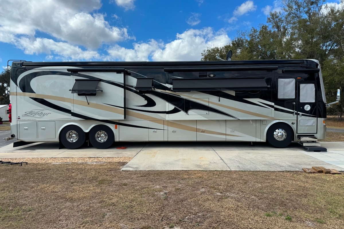 2011 Tiffin Zephyr 45QBZ, 1