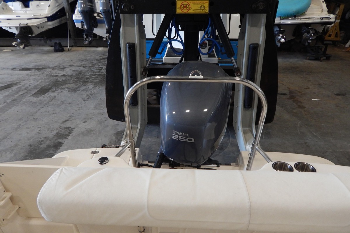 2010 Robalo R227 Dual Console, 9