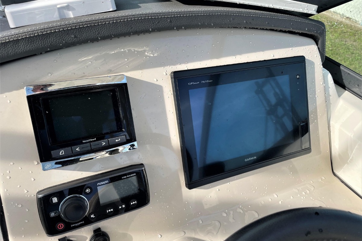 2016 Boston Whaler 230 Vantage, 16