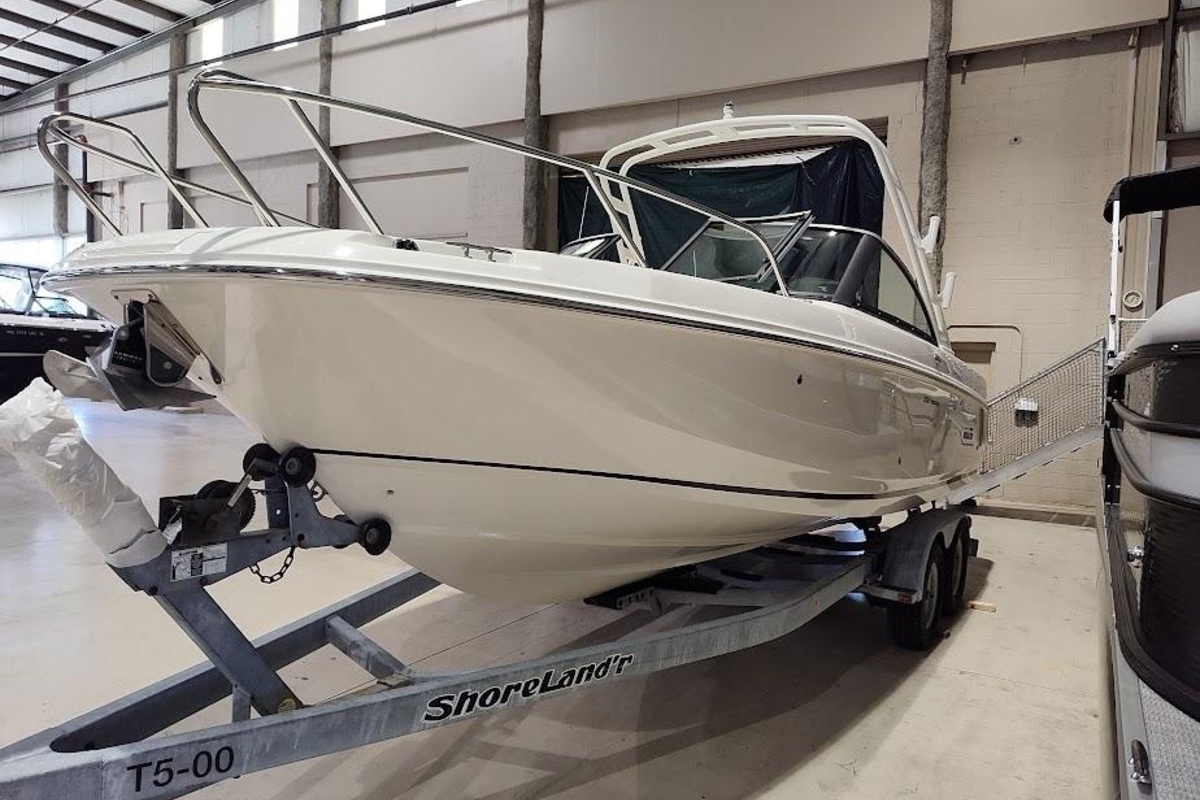 2017 Boston Whaler 230 Vantage, 1