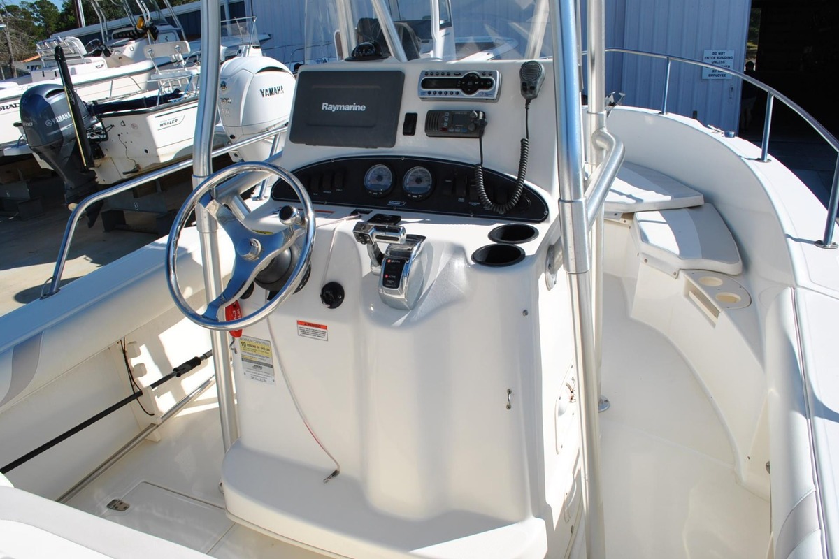 2008 Boston Whaler 210 Outrage, 15