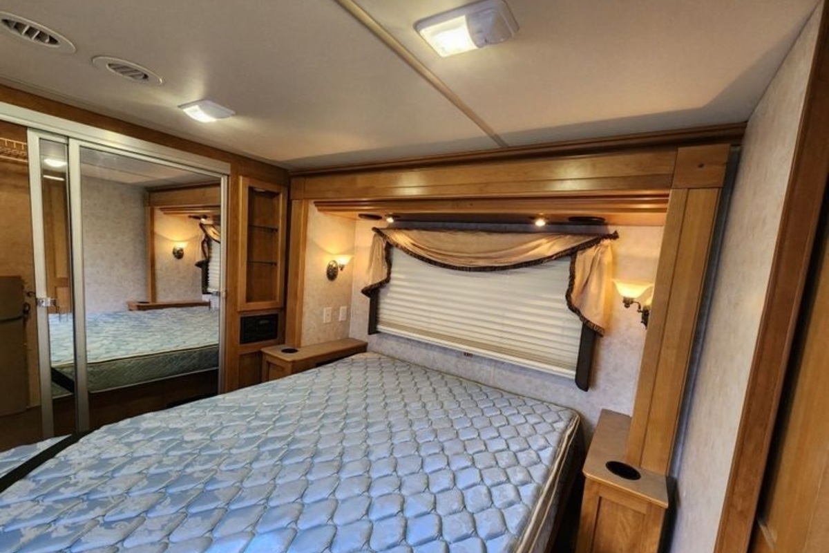 2004 Fleetwood RV, 7