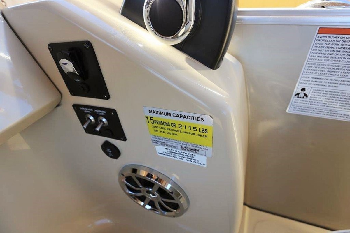 2016 Smoker Craft Sunchaser Eclipse 25, 21