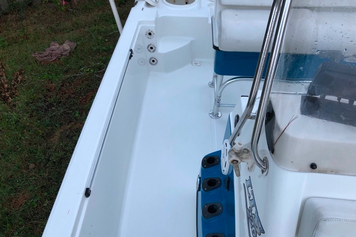 2004 Triton Boats 220 LTS, 5