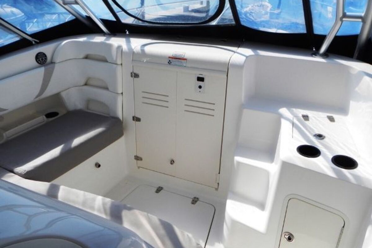 2006 Boston Whaler 320 Outrage Cuddy Cabin, 18