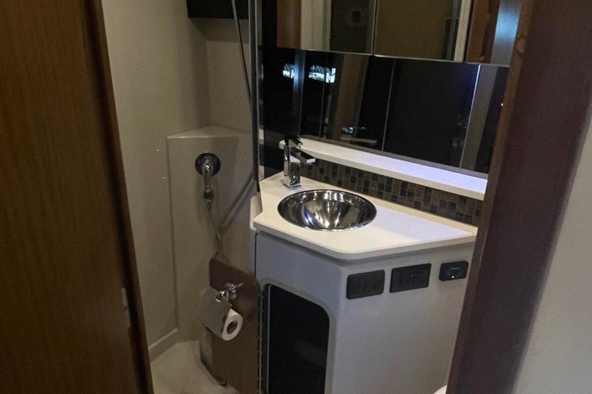2017 Cruisers Yachts 380 Express, 6
