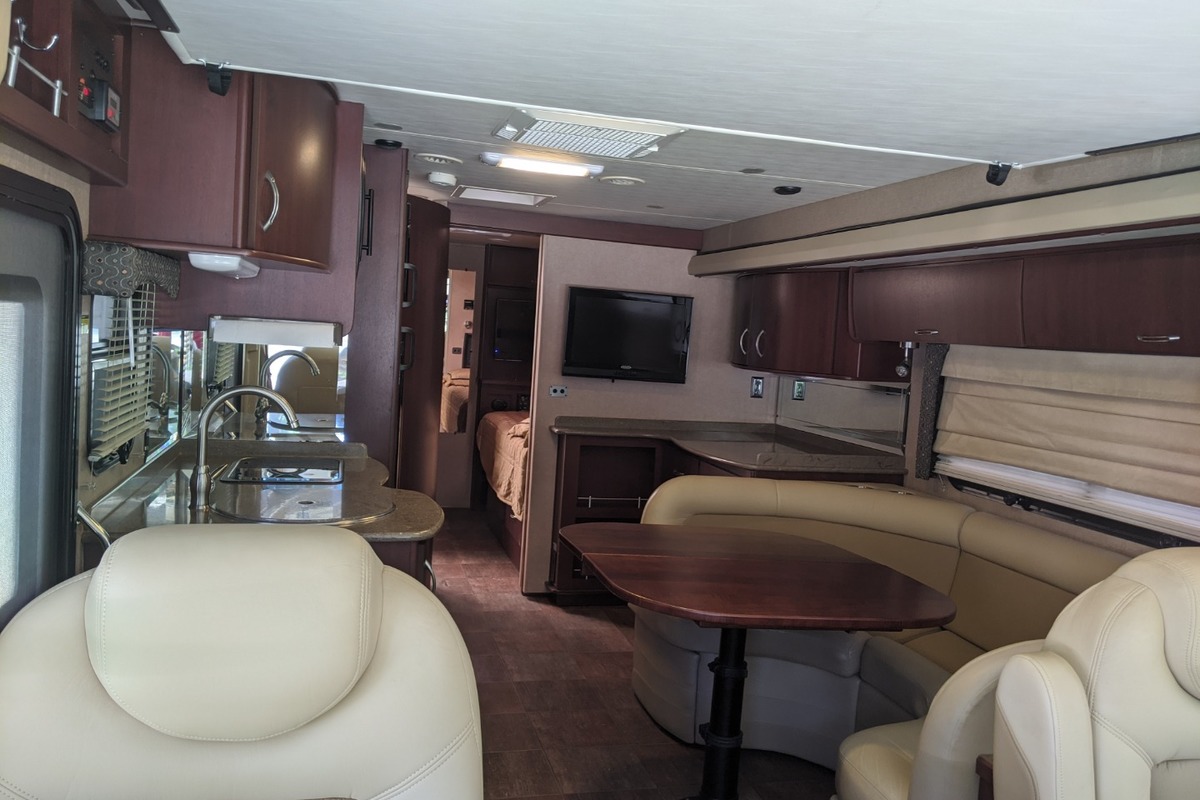 2012 Avanti 2806, 2