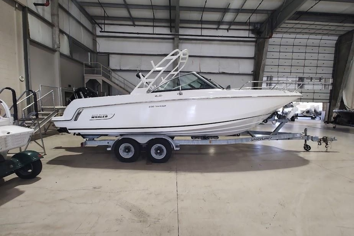 2017 Boston Whaler 230 Vantage, 2