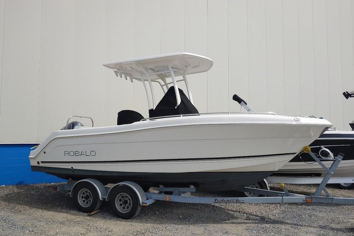 2017 Robalo R222 Center Console, 0