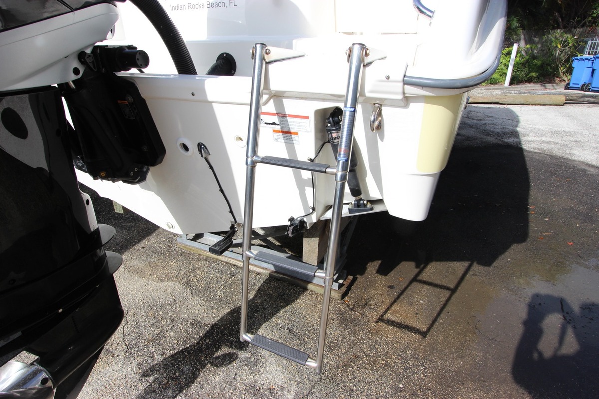 2011 Boston Whaler 220 Outrage, 3