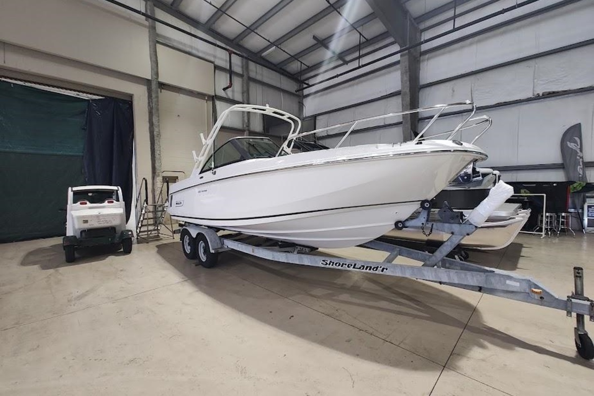 2017 Boston Whaler 230 Vantage, 1