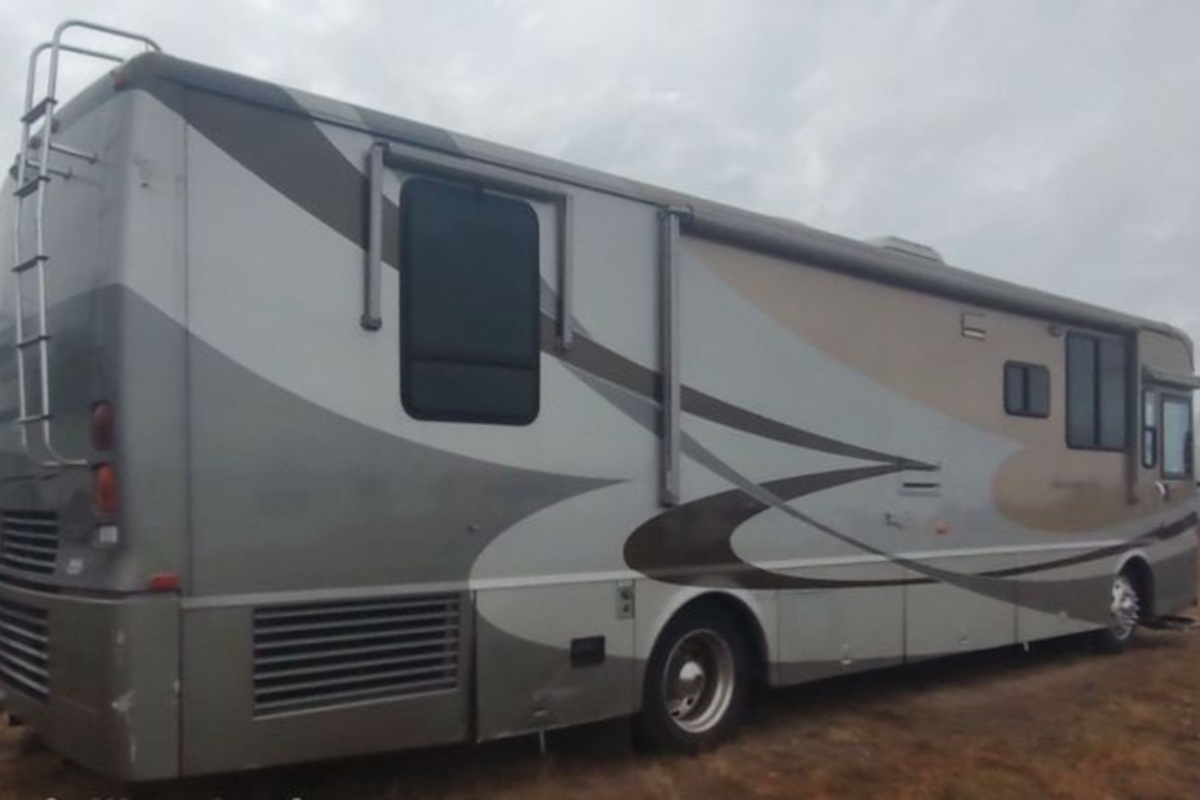 2003 Winnebago Journey DL RV, 1