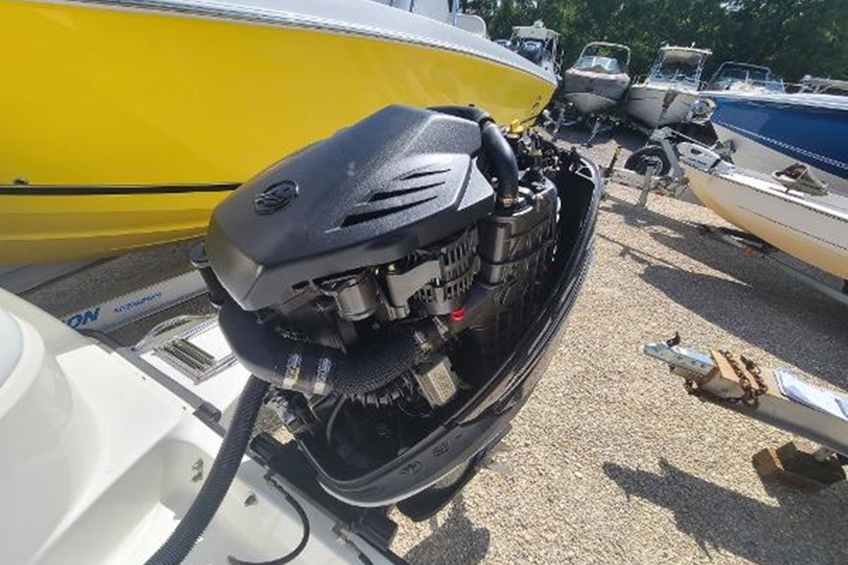 2005 Boston Whaler 210 Outrage, 20
