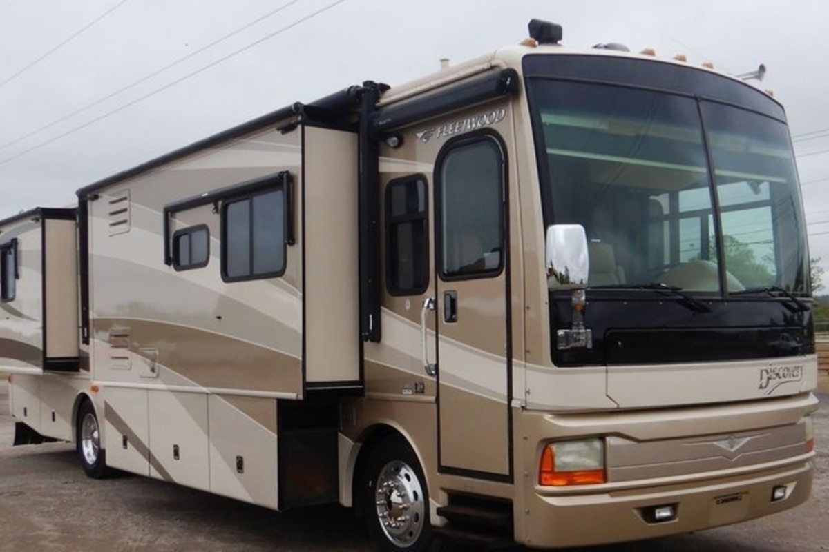 2005 Fleetwood Discovery RV, 2