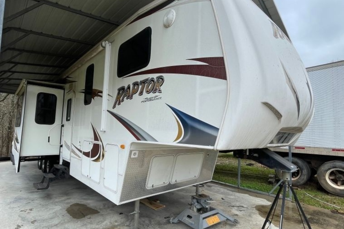 2010 Raptor 3912 toy hauler, 2