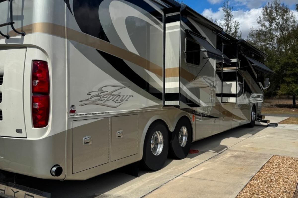 2011 Tiffin Zephyr 45QBZ, 4