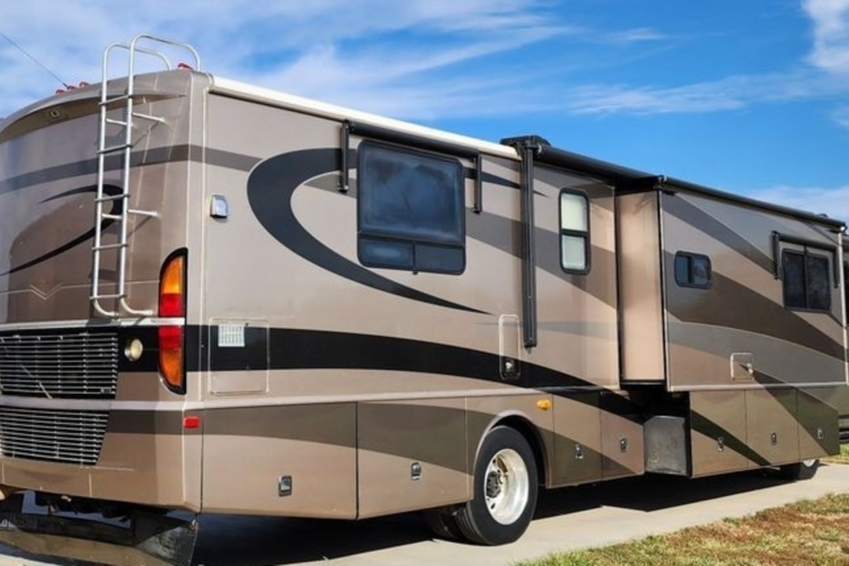 2004 Fleetwood RV, 3
