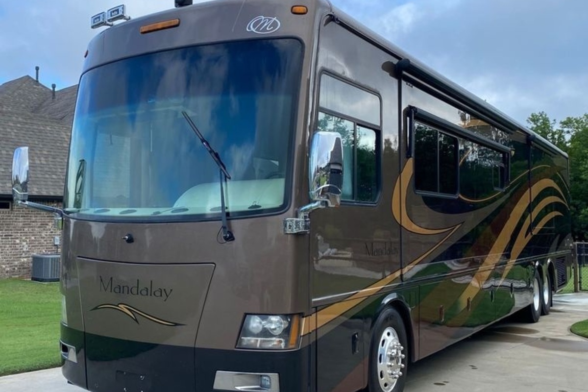 2009 Freightliner XC-R Mandalay RV, 0