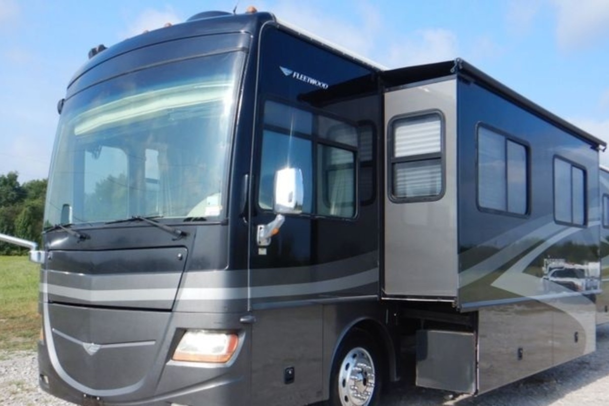 2008 Fleetwood Discovery RV, 1