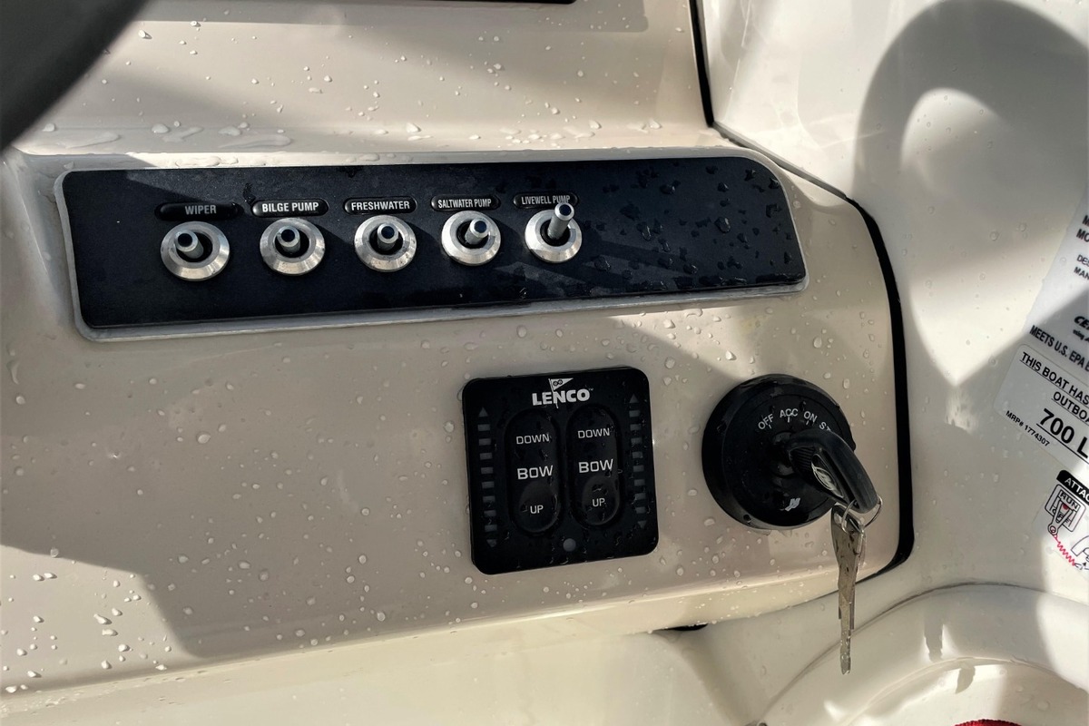 2016 Boston Whaler 230 Vantage, 17