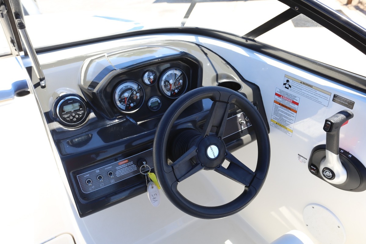 2016 Bayliner VR5, 9