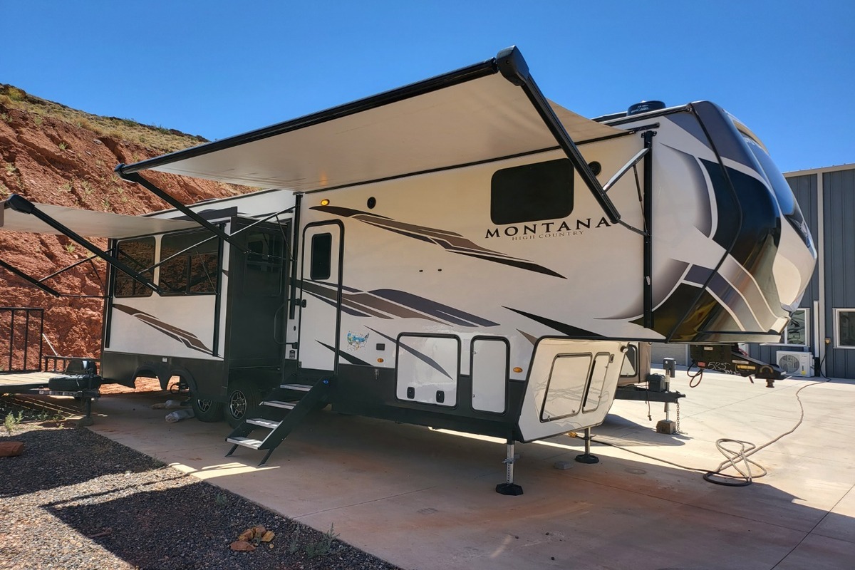 2021 Keystone Montana High Country 335BH 2 Bathrooms 2 A/C's Auto Level, 2