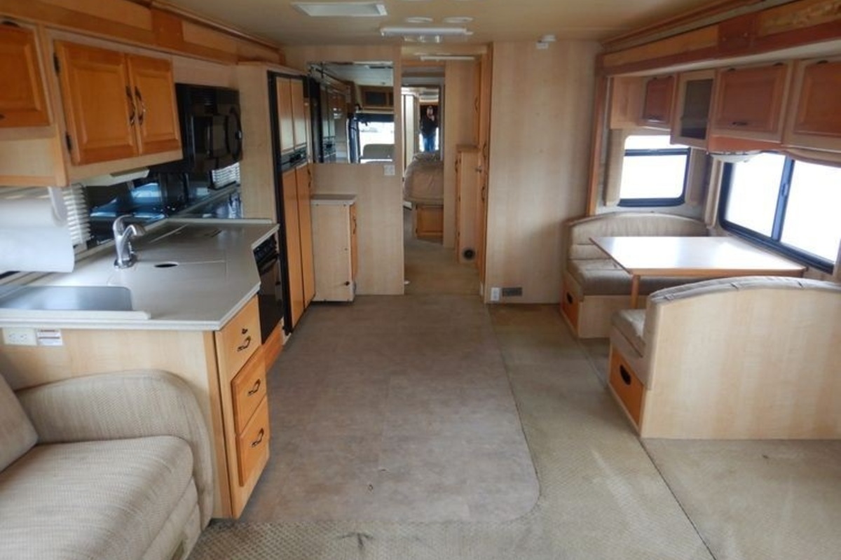 2005 Fleetwood Discovery RV, 4
