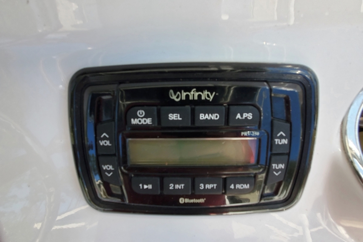 2014 Sea Hunt Triton 210, 18