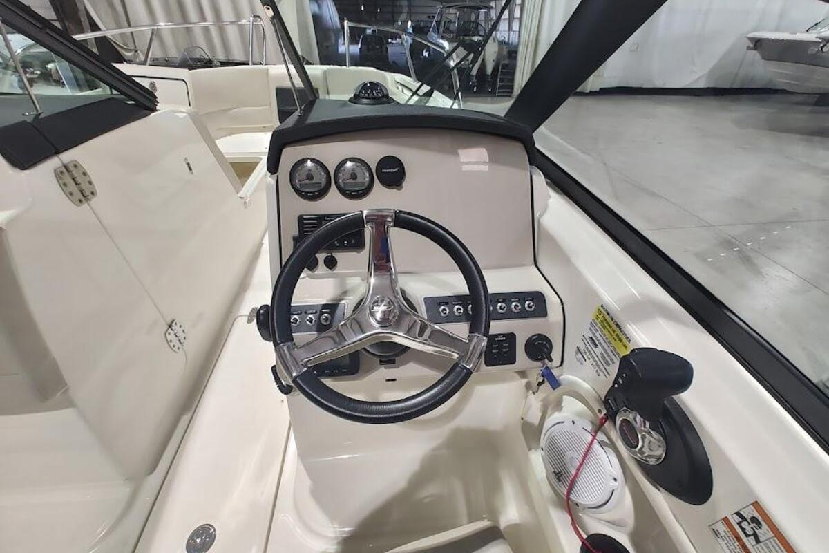 2017 Boston Whaler 230 Vantage, 13