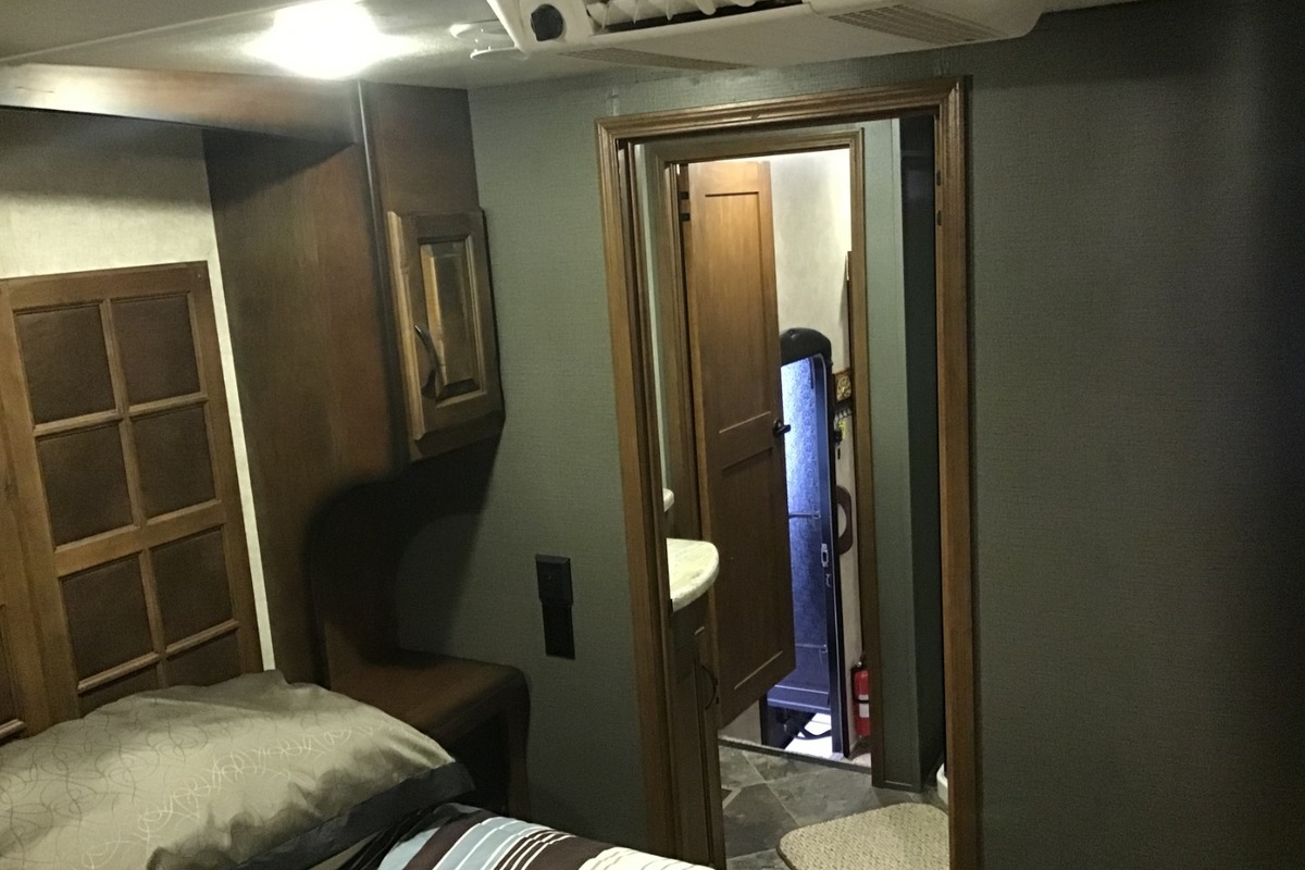 2014 KEYSTONE RAPTOR KING SUITE 332, 15