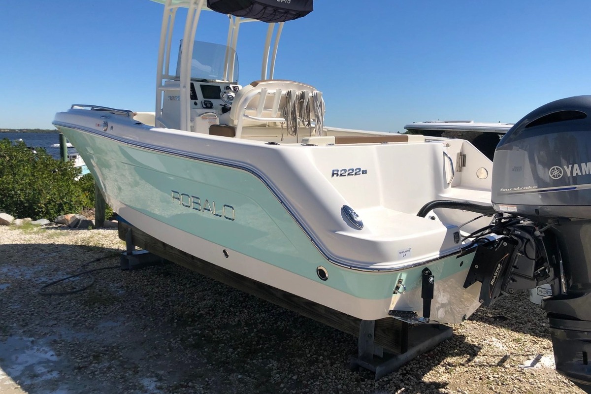 2017 Robalo R222 Center Console, 1