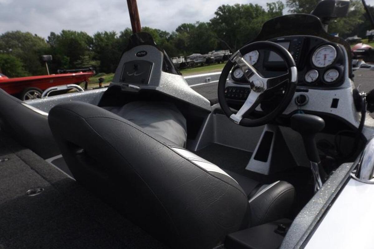 2012 Legend Boats Alpha 211 Dcx, 24
