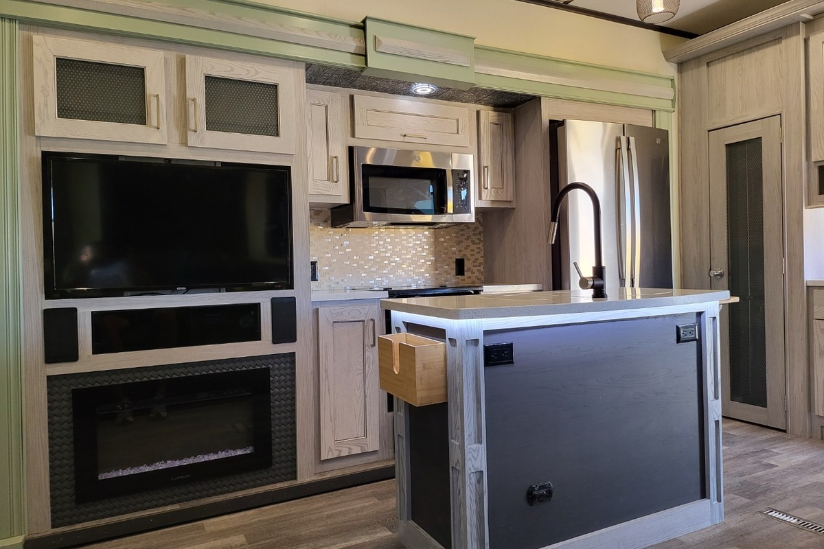 2021 Keystone Montana High Country 335BH 2 Bathrooms 2 A/C's Auto Level, 11