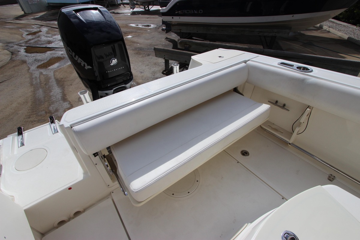 2011 Boston Whaler 220 Outrage, 14