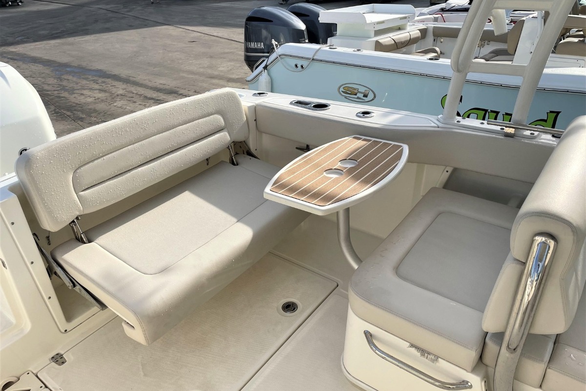 2016 Boston Whaler 230 Vantage, 20