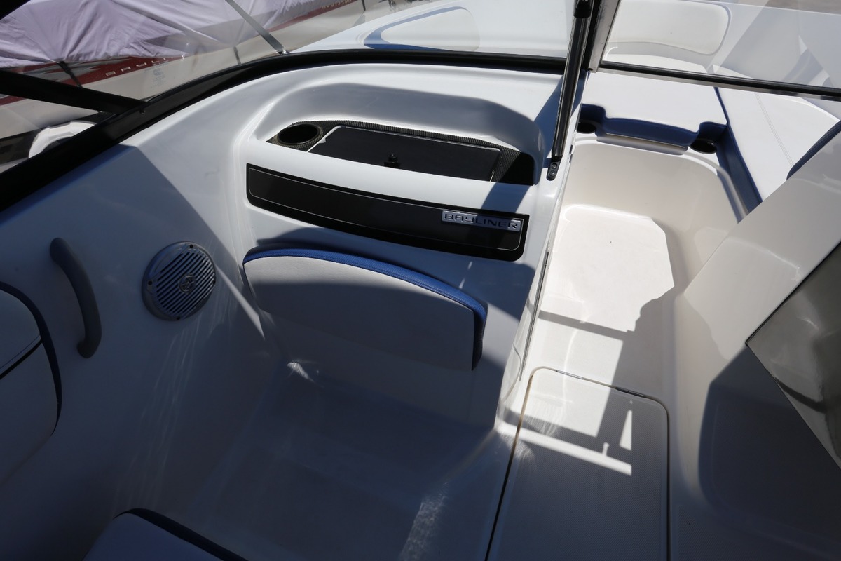 2016 Bayliner VR5, 11
