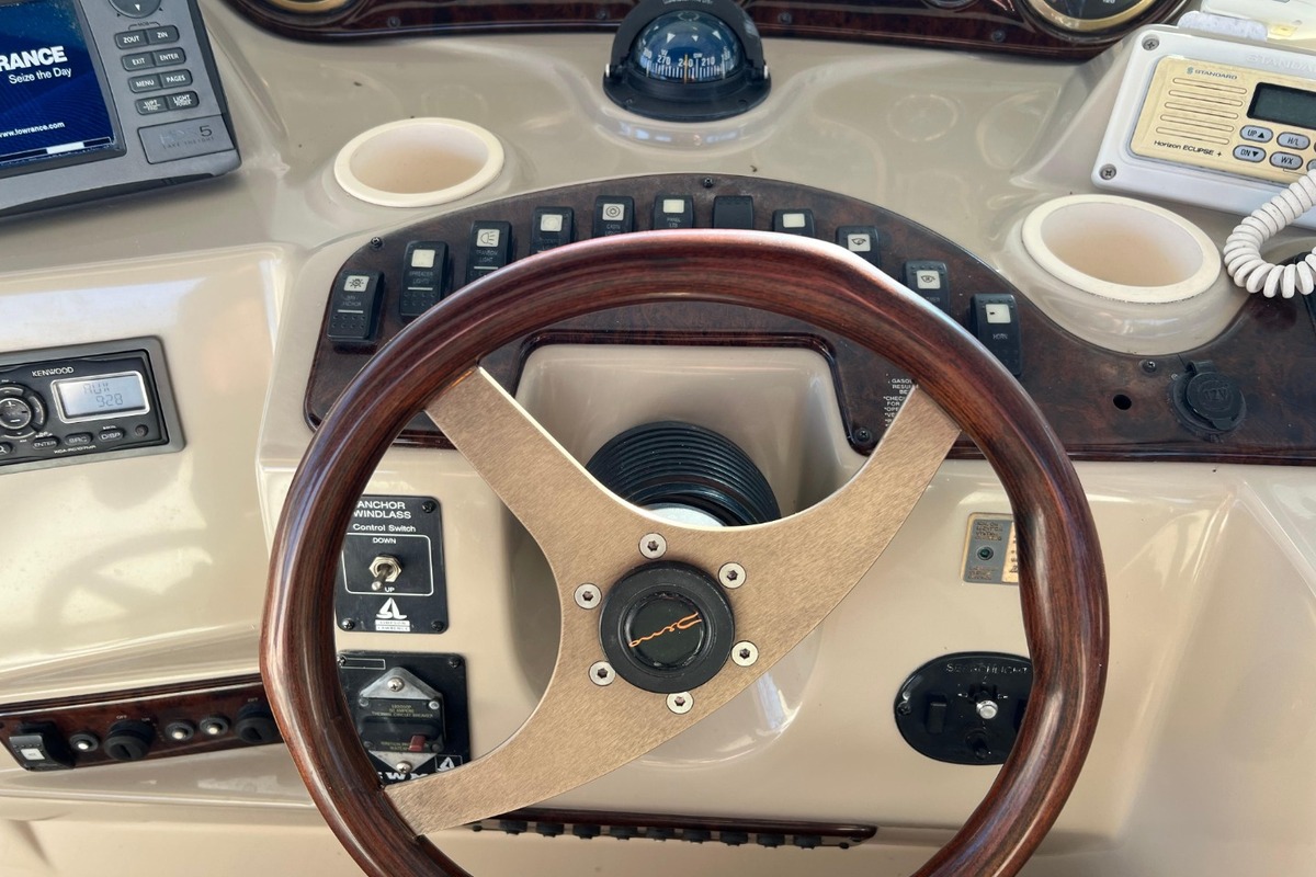 2002 Rinker 342 Fiesta Vee, 24