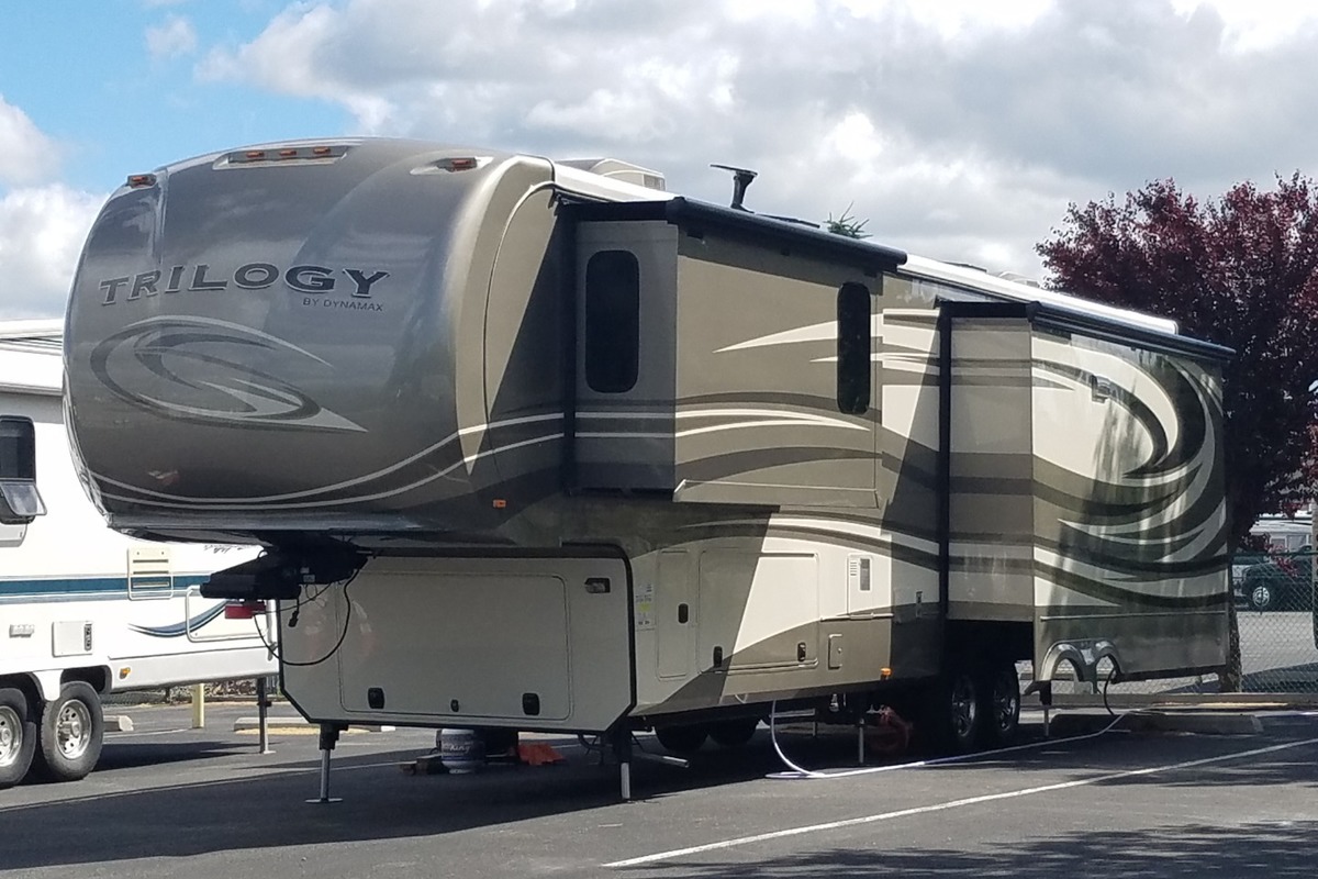 2015 Dynamax Trilogy 38WT Low Miles and 2 yr warranty, 0