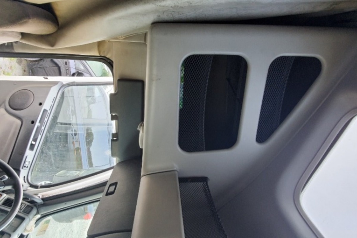 2001 Volvo VNL, 9