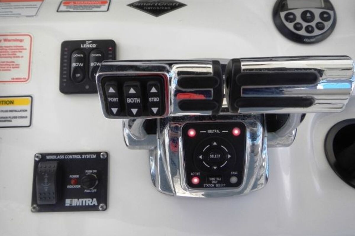 2006 Boston Whaler 320 Outrage Cuddy Cabin, 11