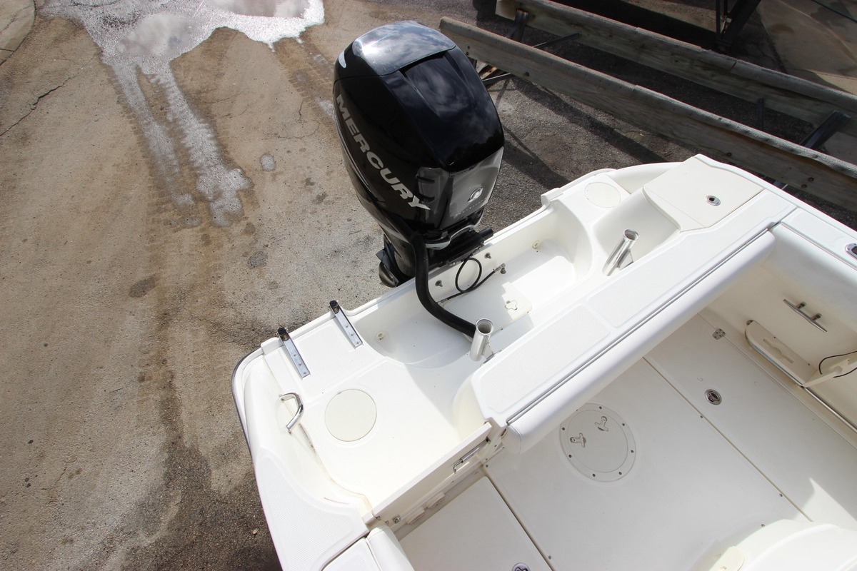 2011 Boston Whaler 220 Outrage, 9