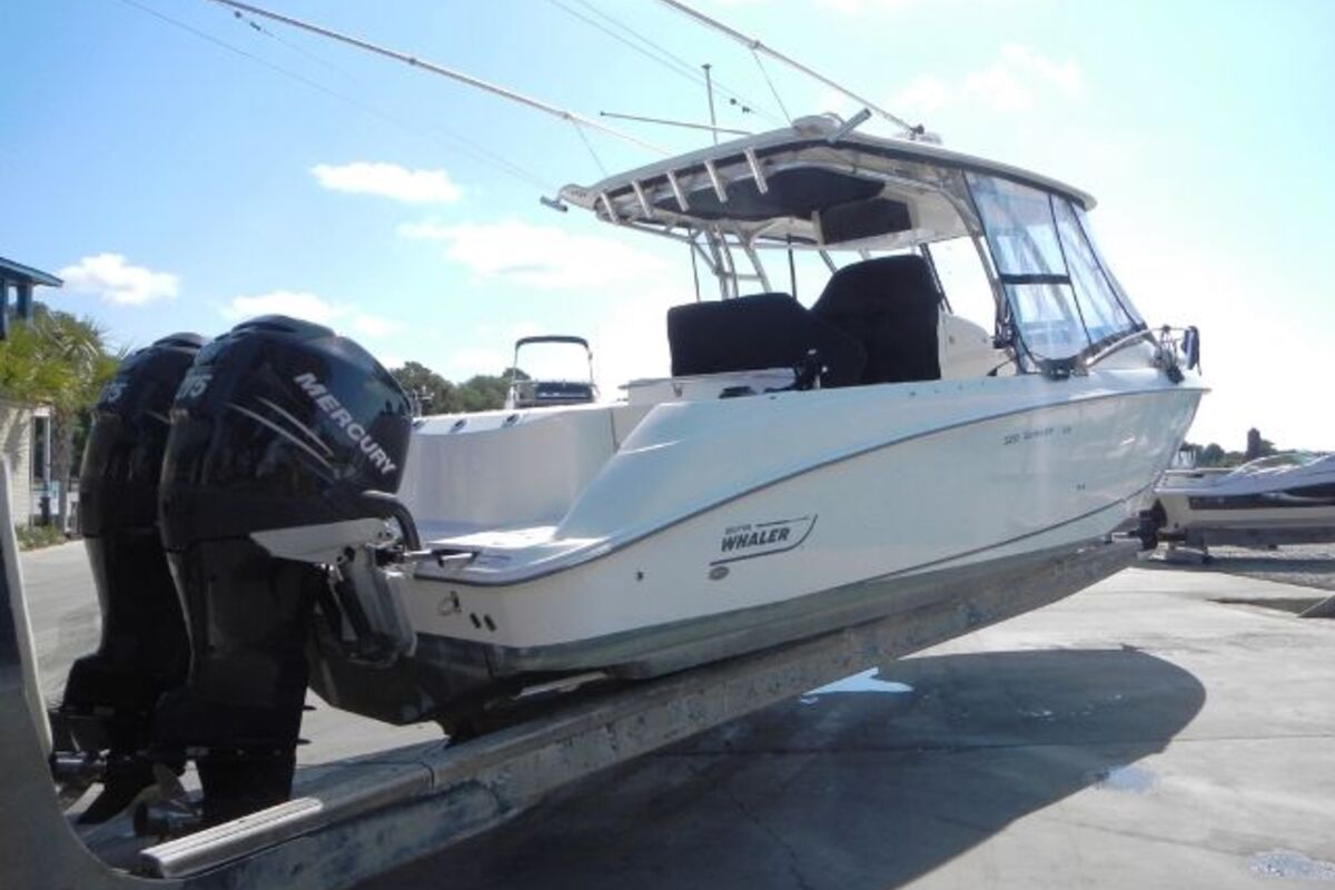 2006 Boston Whaler 320 Outrage Cuddy Cabin, 4