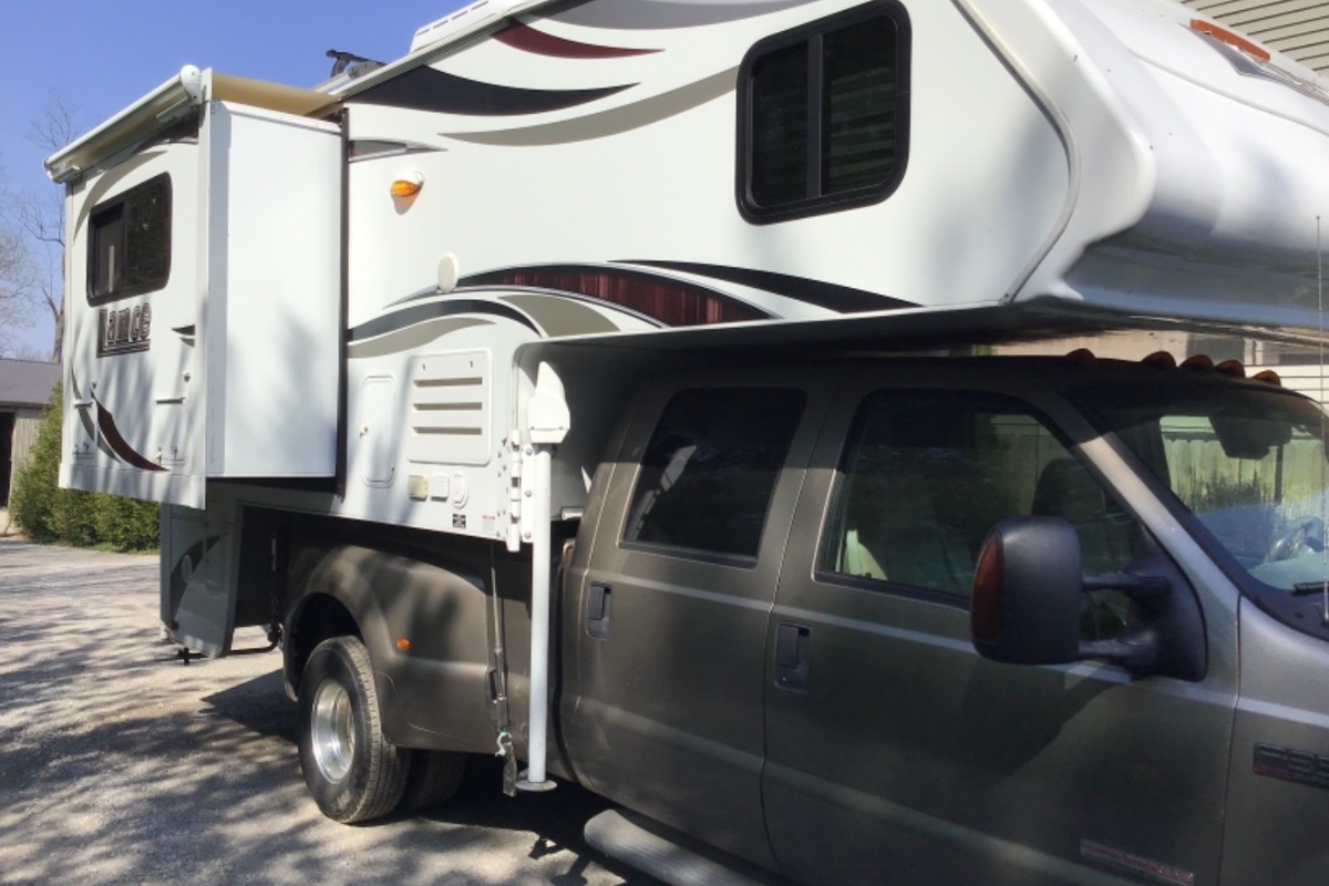 2015 Lance 1050s, 4