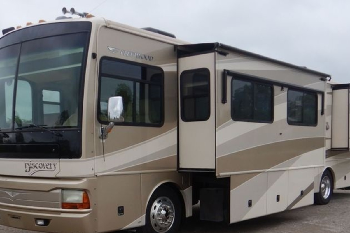 2005 Fleetwood Discovery RV, 1
